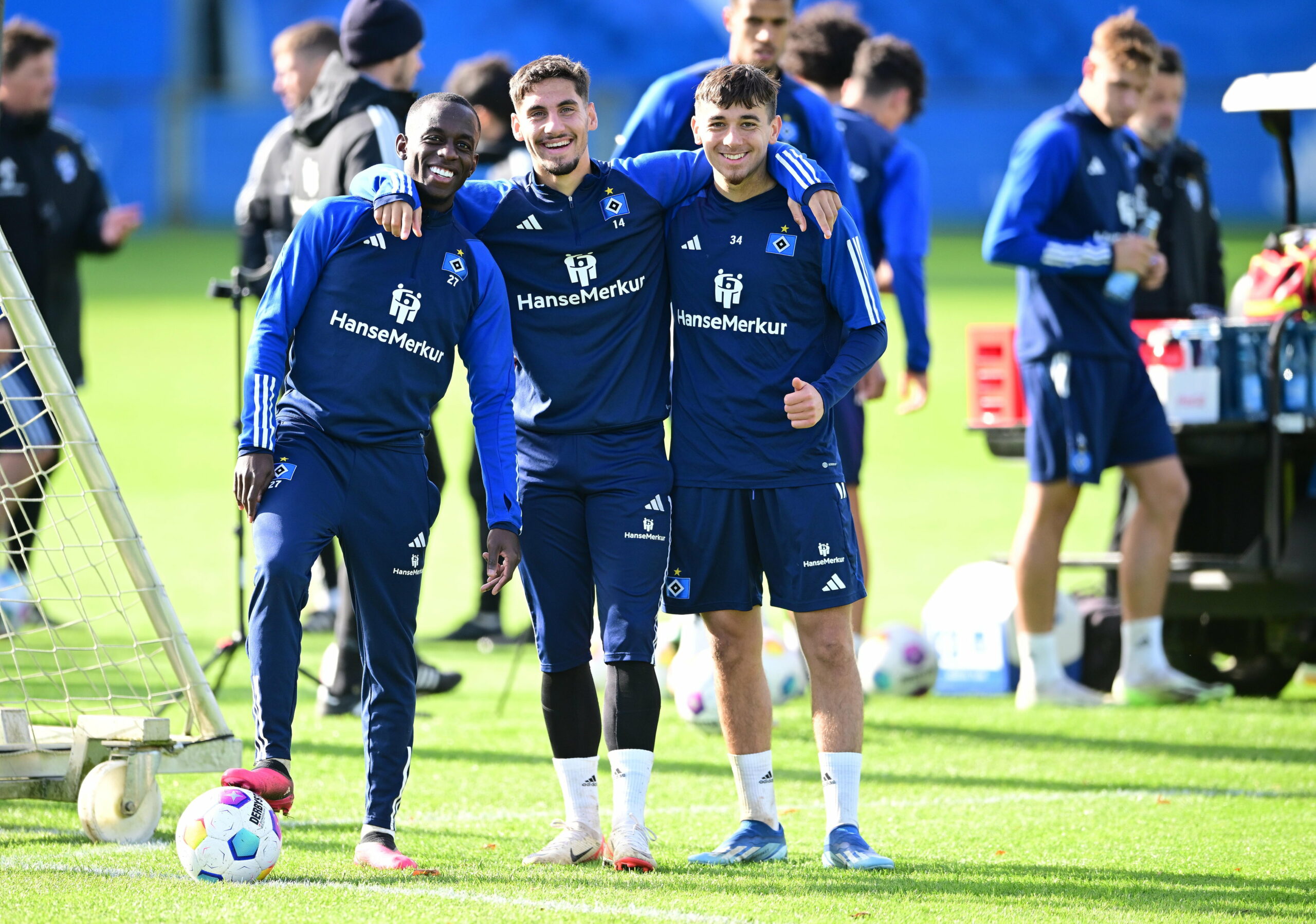 Jean-Luc Dompé, Ludovit Reis und Bilal Yalcinkaya lächeln beim HSV-Training in die Kamera