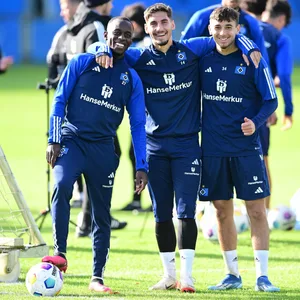 Jean-Luc Dompé, Ludovit Reis und Bilal Yalcinkaya lächeln beim HSV-Training in die Kamera