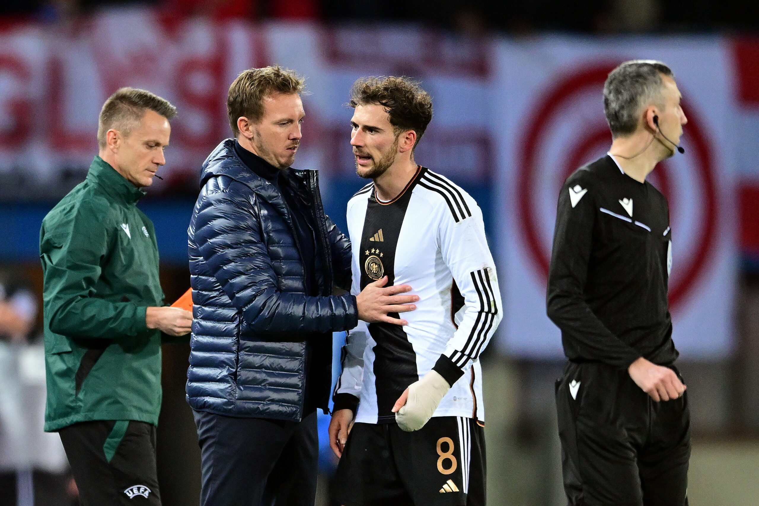 Julian Nagelsmann spricht mit Leon Goretzka