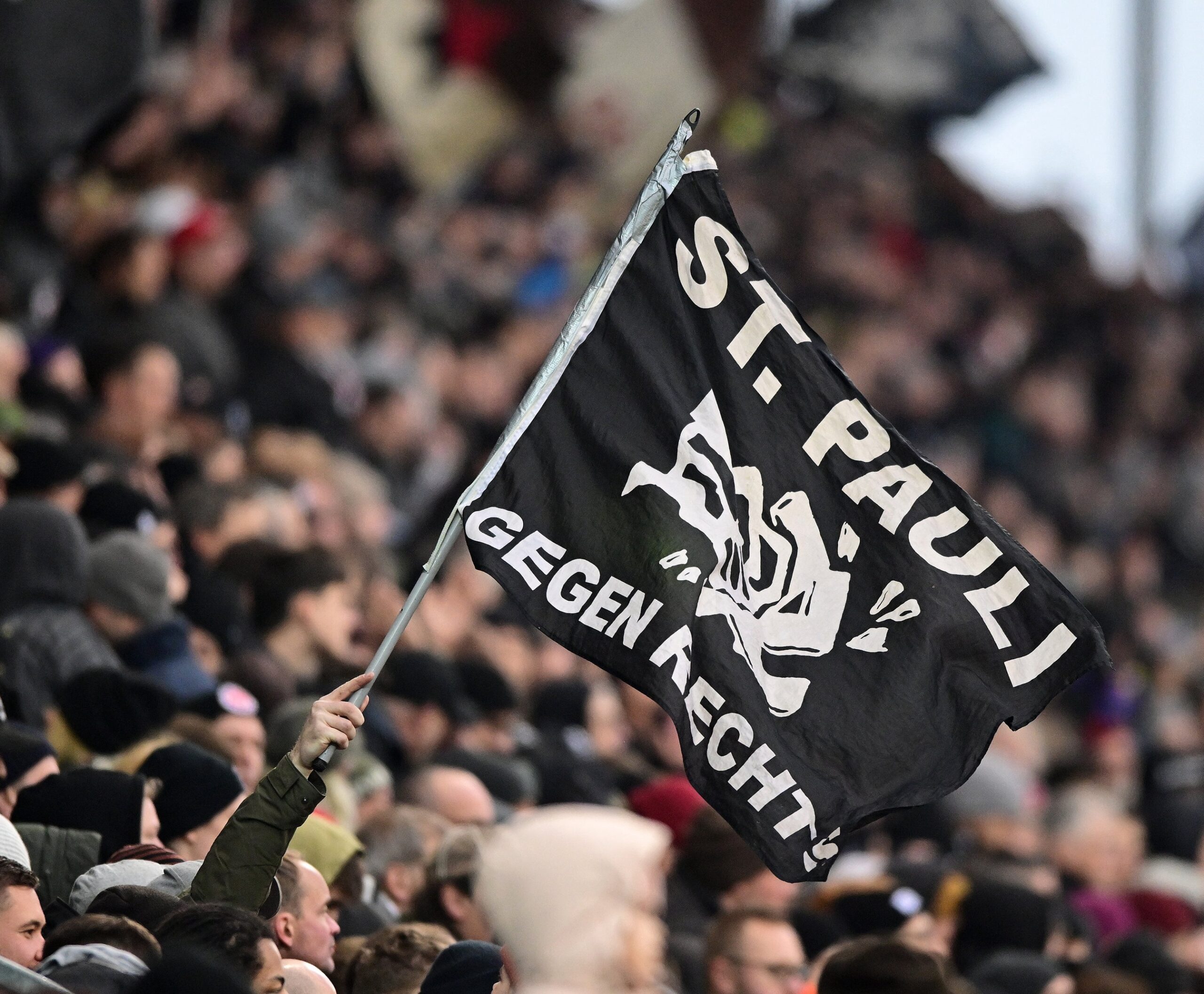 Gegen Rechts-Fahne im Fanblock des FC St. Pauli