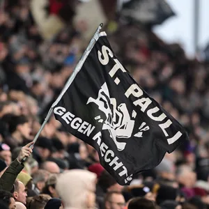 Gegen Rechts-Fahne im Fanblock des FC St. Pauli