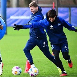 Guilherme Ramos, Ignace Van der Brempt und Masaya Okugawa laufen im HSV-Training hintereinander her