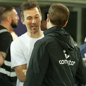 Karlsruhes Trainer Christian Eichner gibt St. Paulii-Coach Fabian Hürzeler die Hand