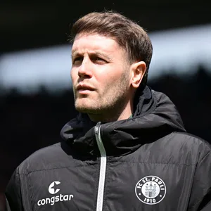 Fabian Hürzeler schaut nachdenklich nach vorne