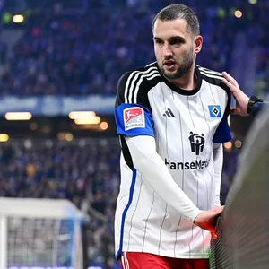 Levin Öztunali vor einer Bande im Volksparkstadion