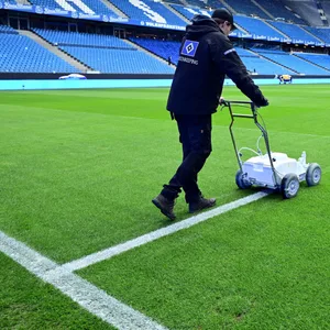 Ein Greenkeper zieht die Linien im Volksparkstadion