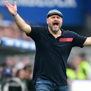 HSV-Trainer Steffen Baumgart brüllt am Spielfeldrand