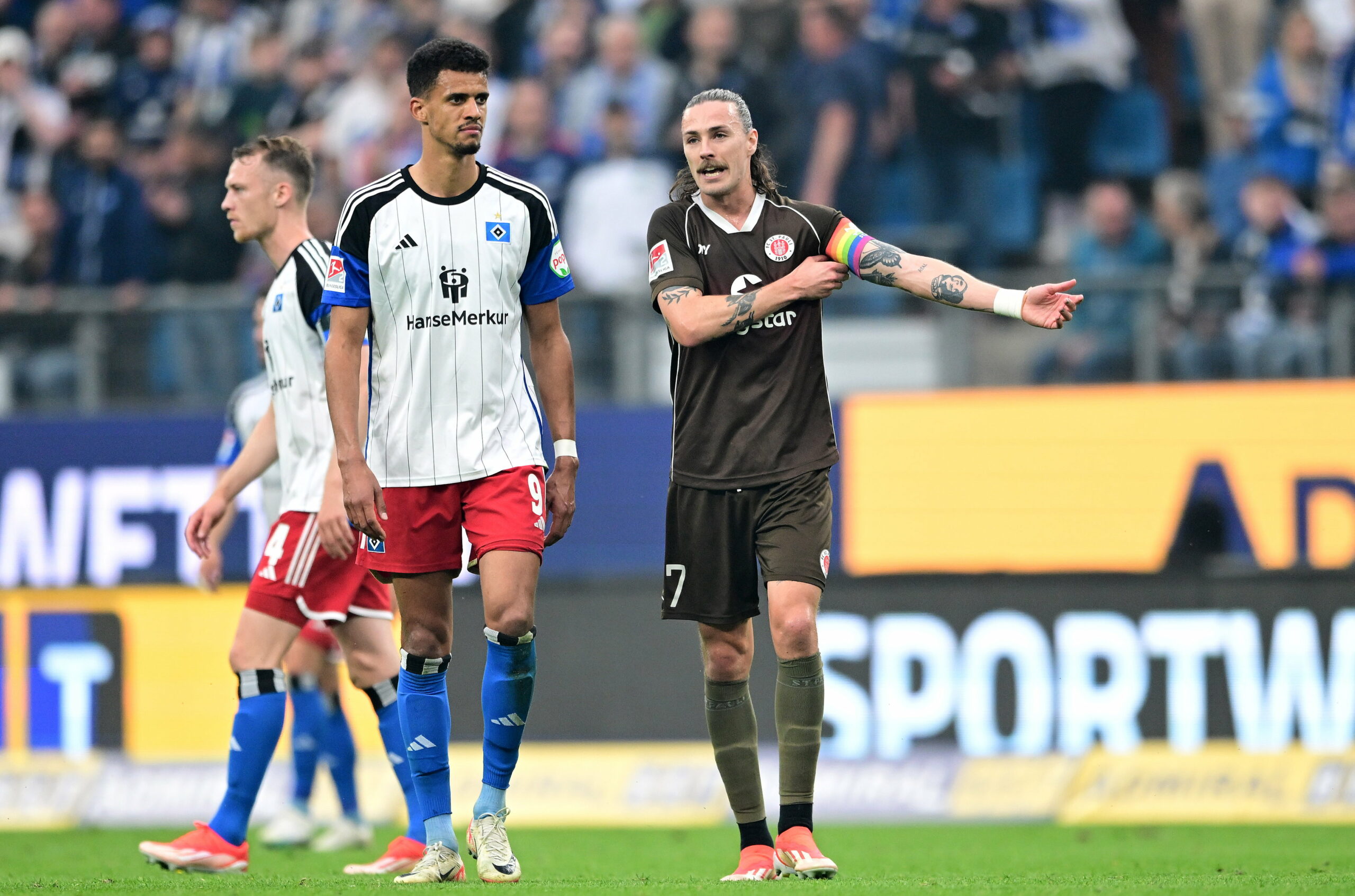 Robert Glatzel auf dem Platz im Gespräch mit Jackson Irvine