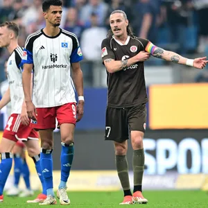 Robert Glatzel auf dem Platz im Gespräch mit Jackson Irvine