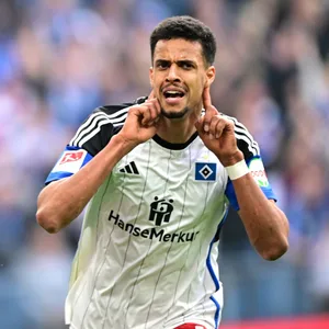Robert Glatzel bejubelt ein Tor des HSV