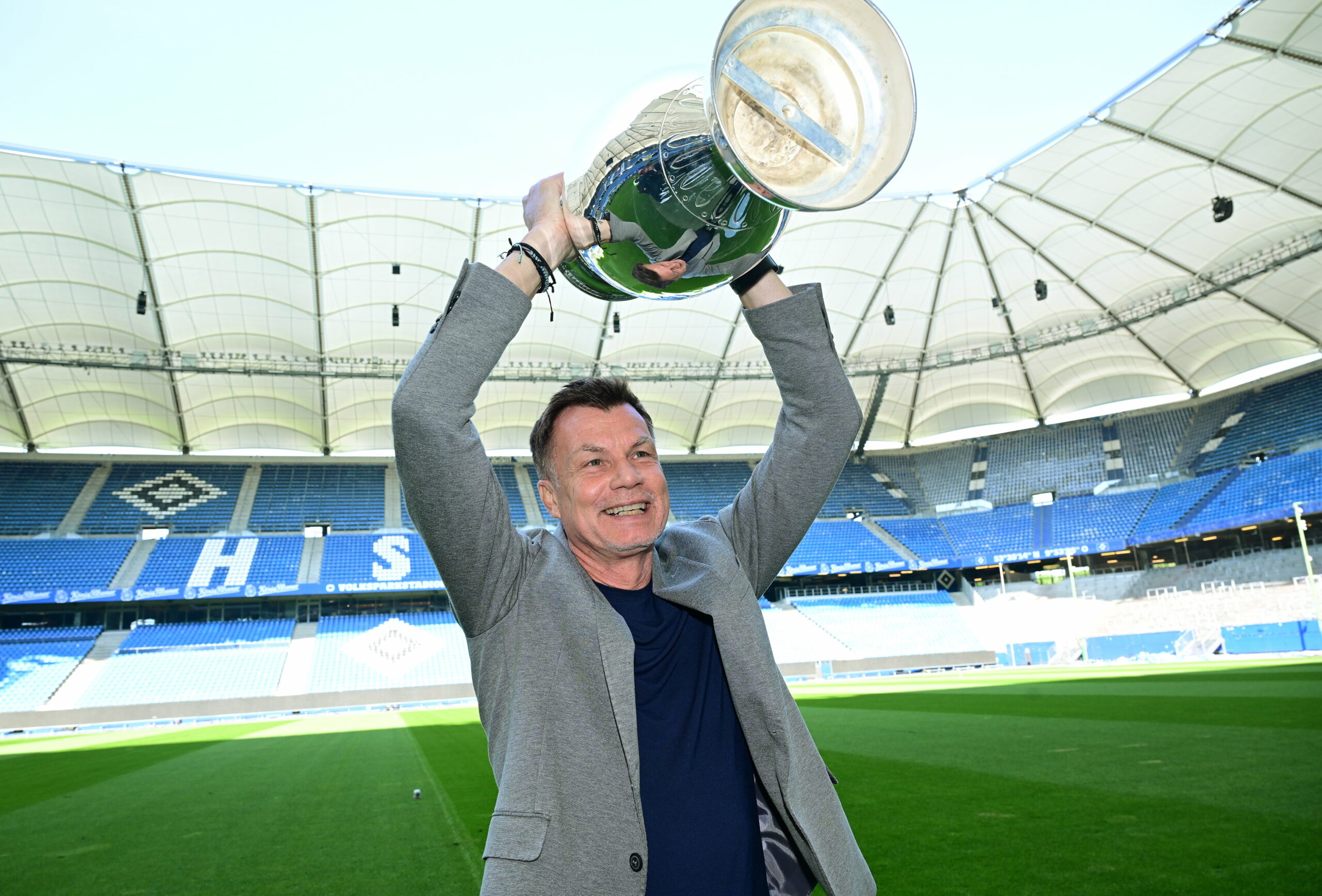 Thomas Helmer mit EM-Pokal im Volksparkstadion