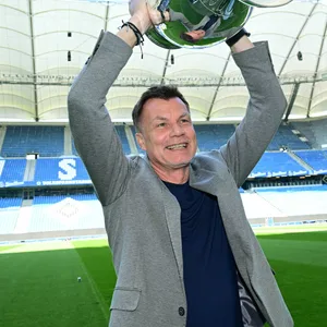 Thomas Helmer mit EM-Pokal im Volksparkstadion