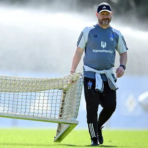 Auf HSV-Trainer Steffen Baumgart wartet in diesem Sommer viel Arbeit.