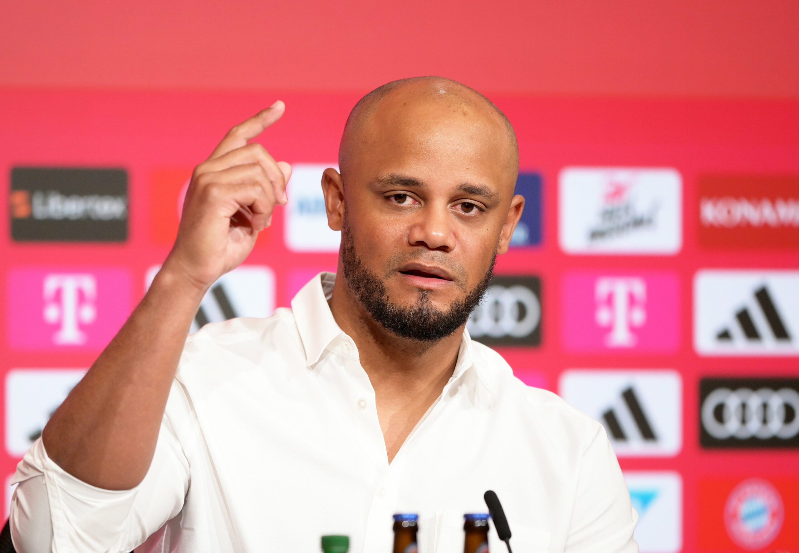 Vincent Kompany gestikuliert bei seiner Vorstellung als neuer Bayern-Trainer.