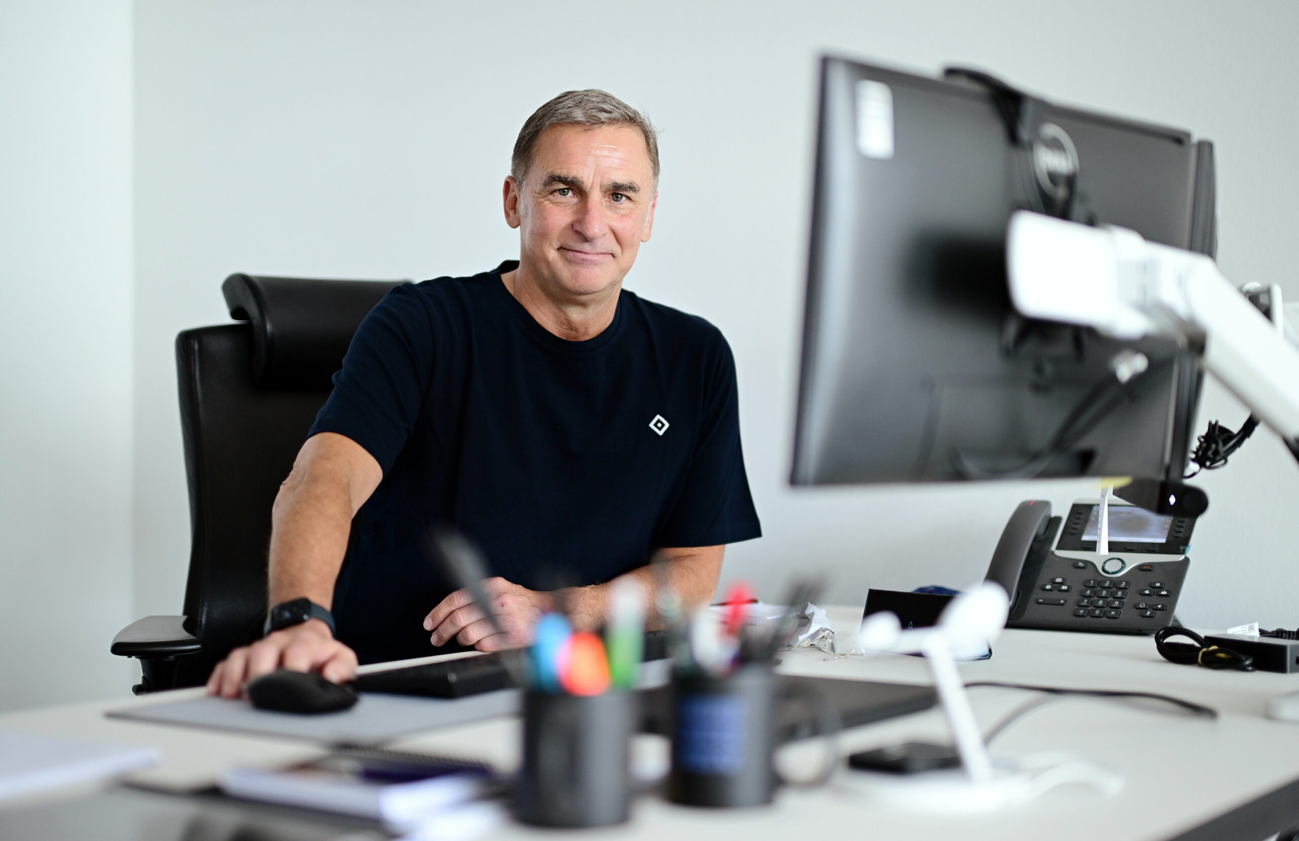 HSV-Sportvorstand Stefan Kuntz in seinem Büro