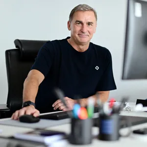 HSV-Sportvorstand Stefan Kuntz in seinem Büro