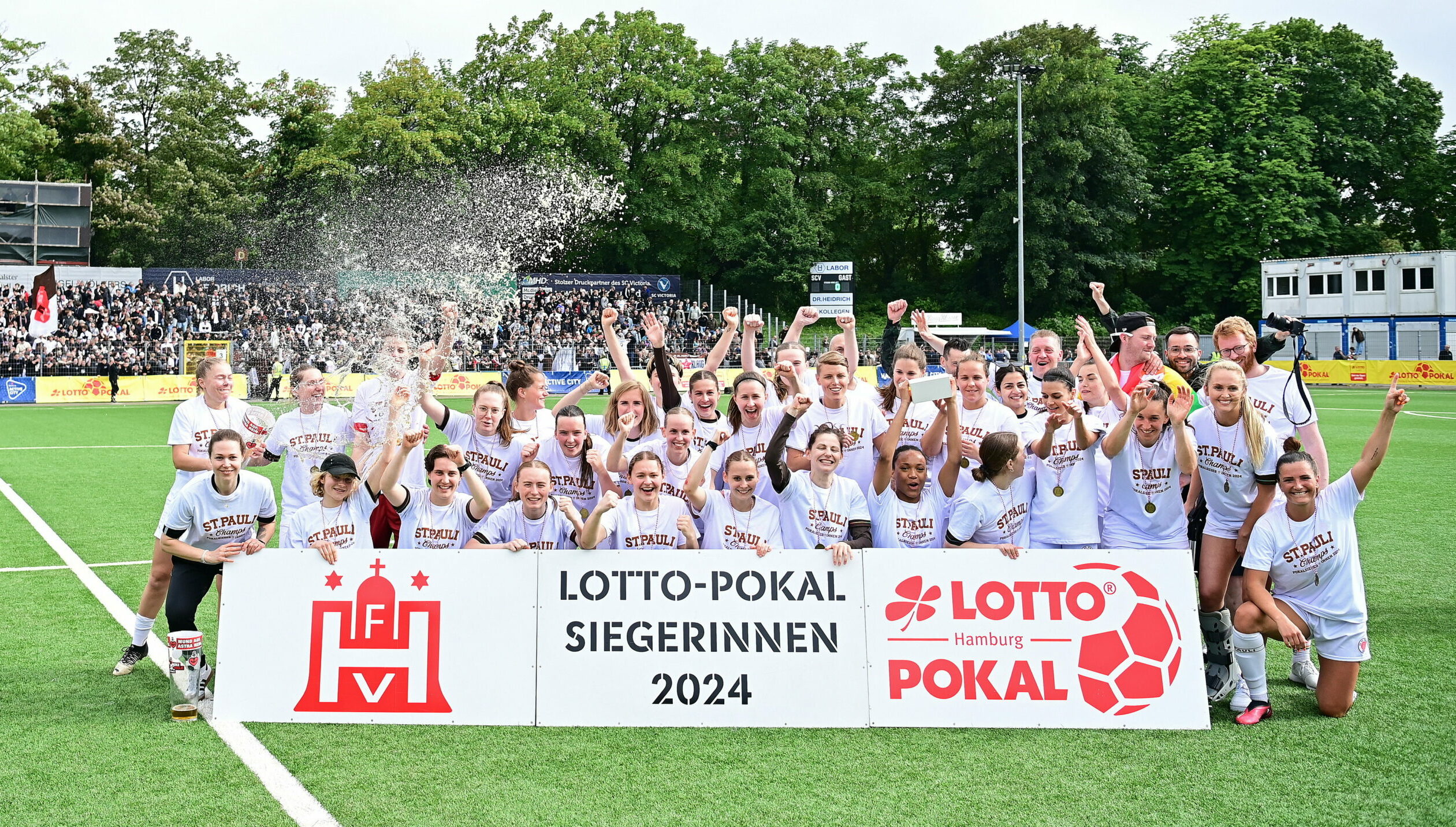 Die Frauen des FC St. Pauli feiern den Gewinn des Hamburger Pokals