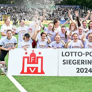 Die Frauen des FC St. Pauli feiern den Gewinn des Hamburger Pokals