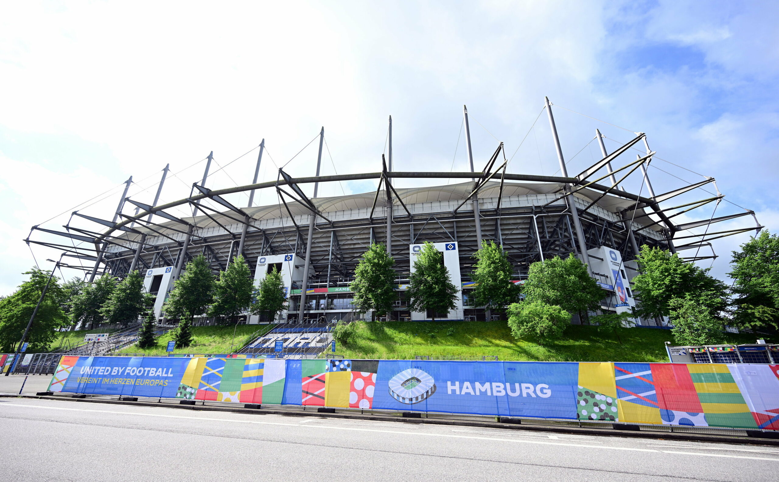 Hamburger Volksparkstadion im EM-Look