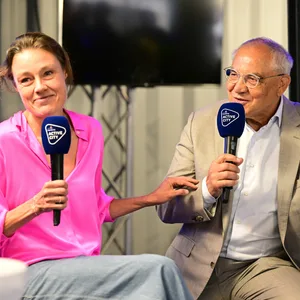 Katja Kraus und Felix Magath in der Fan Zone auf dem Heiligengeistfeld.