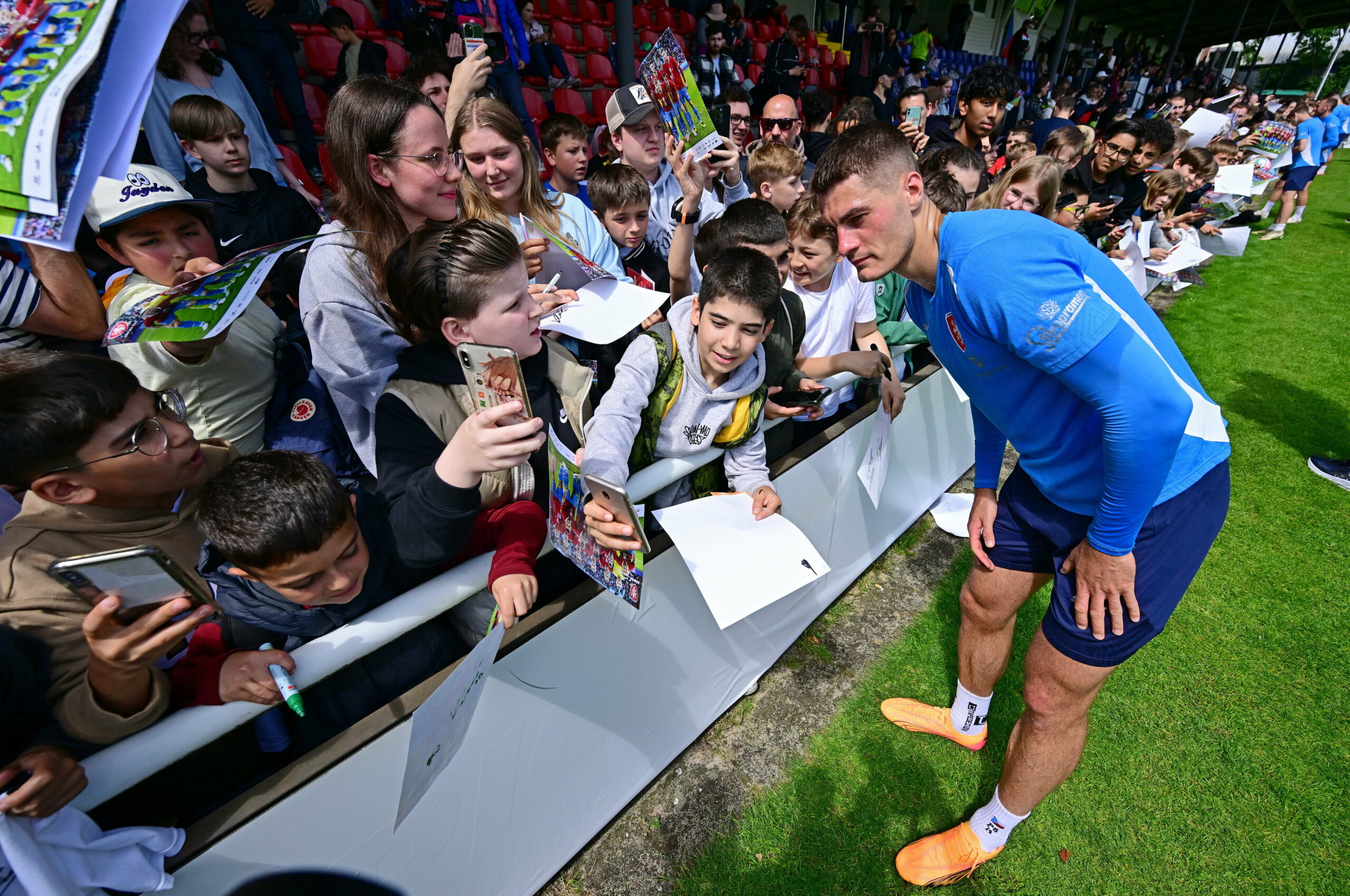 Patrik Schick macht Fotos mit Schüler:innen in Hamburg