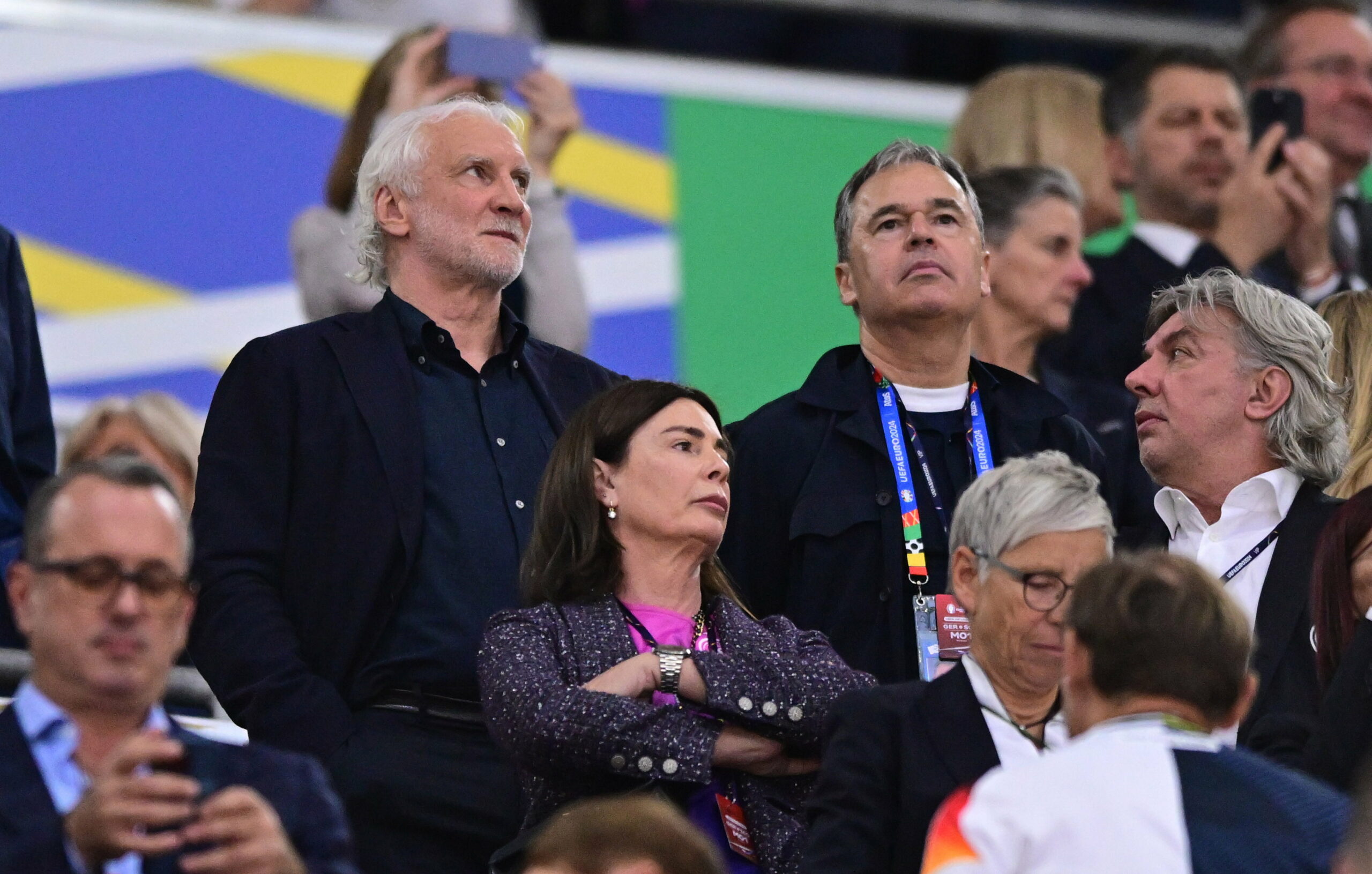 Die DFB-Direktoren Andreas Rettig (r.) und Rudi Völler verfolgen die EM-Spiele der deutschen Auswahl Seite an Seite.