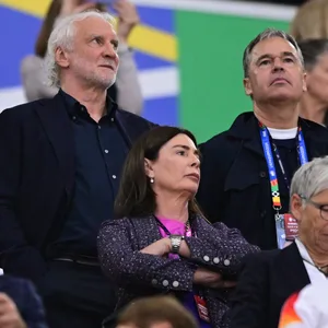 Die DFB-Direktoren Andreas Rettig (r.) und Rudi Völler verfolgen die EM-Spiele der deutschen Auswahl Seite an Seite.