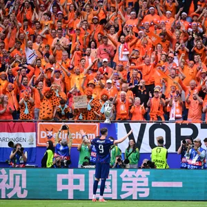 Die Fans der Niederlande feiern in Hamburg Wout Weghorst