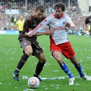 Markus Thorandt im Zweikampf mit Ruud van Nistelrooy