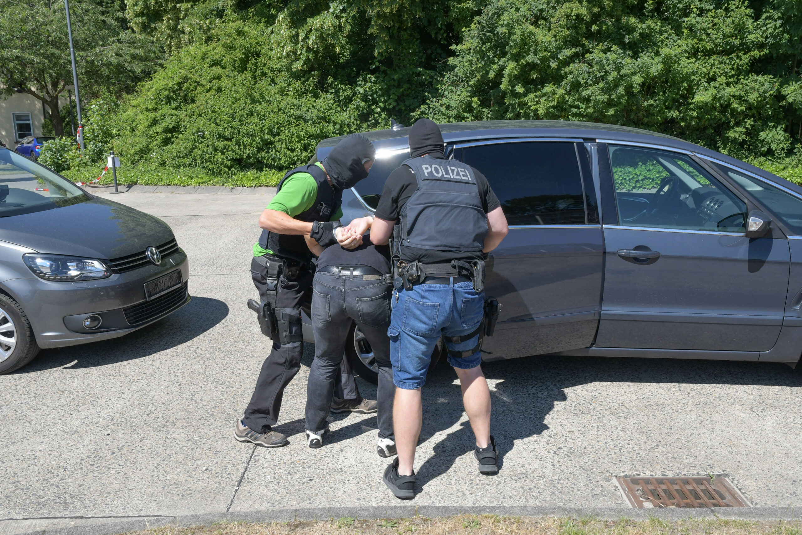 auf vielbefahrener Kreuzung in Hamburg – vermummte Polizisten stoppen Drogen-Taxi und nehmen Fahrer fest