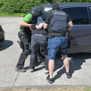 auf vielbefahrener Kreuzung in Hamburg – vermummte Polizisten stoppen Drogen-Taxi und nehmen Fahrer fest