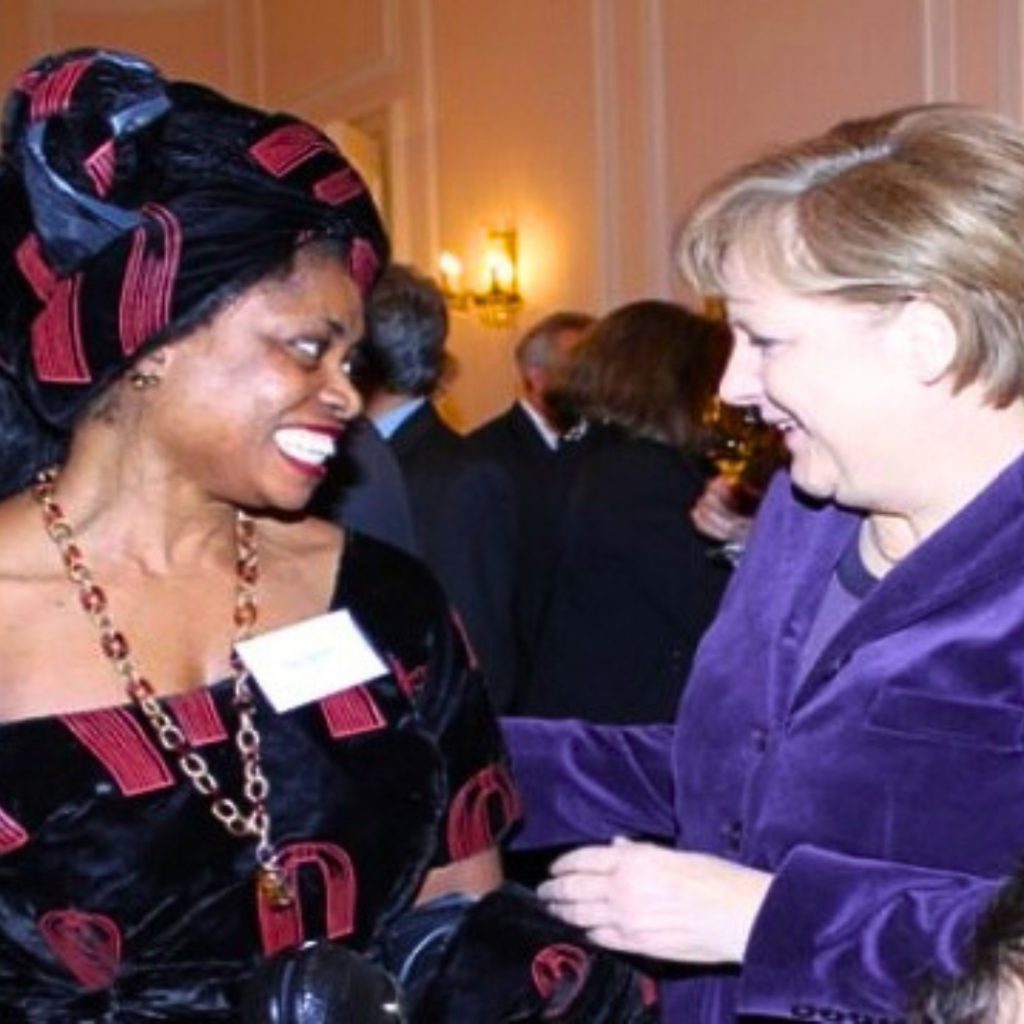 Sylvaina G. 2011 bei einem Empfang im Schloss Bellevue mit Bundeskanzlerin Angela Merkel (CDU).