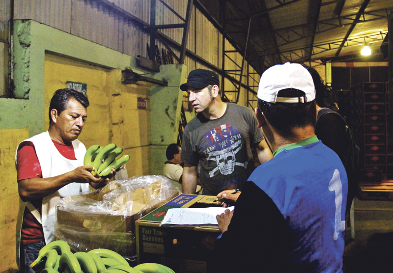 Ole Plogstedt bei einer Bananen-Kontrolle in Ecuador