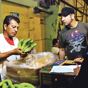 Ole Plogstedt bei einer Bananen-Kontrolle in Ecuador