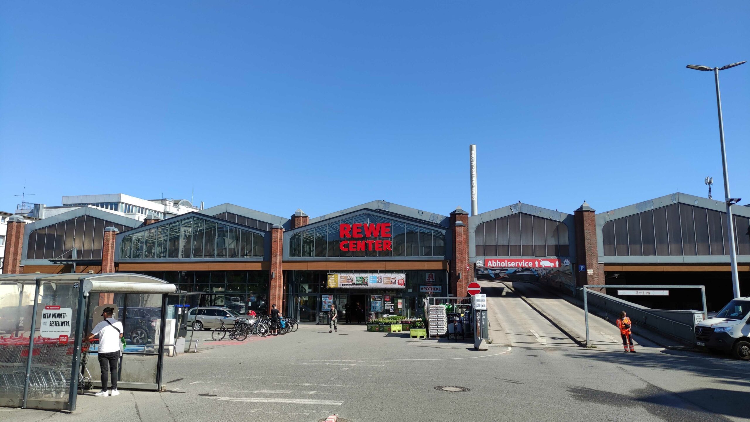 Statt des Rewe Centers sollen an der Max-Brauer-Allee künftig hunderte Wohnungen entstehen.