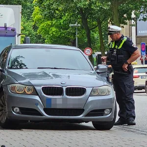 Trotz verbot durch Mönckebergstraße gefahren – Polizei stoppt Autofahrer