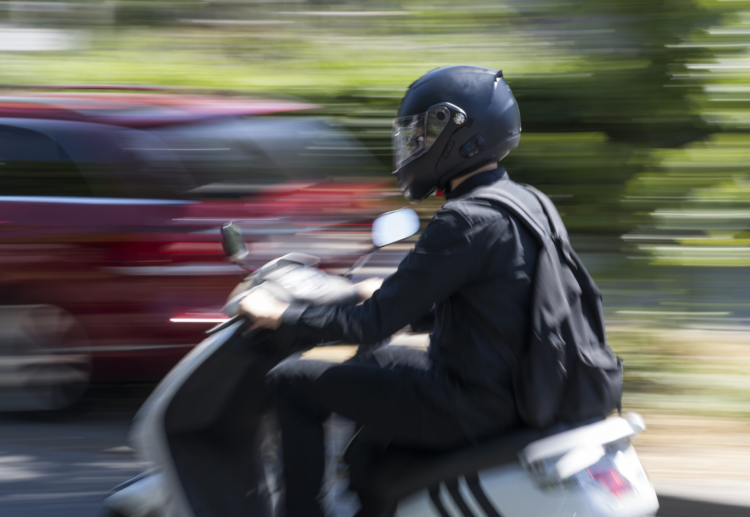 Am Mittwochabend stieß ein 18-jähriger Rollerfahrer mit einem Autofahrer zusammen. (Symbolbild)