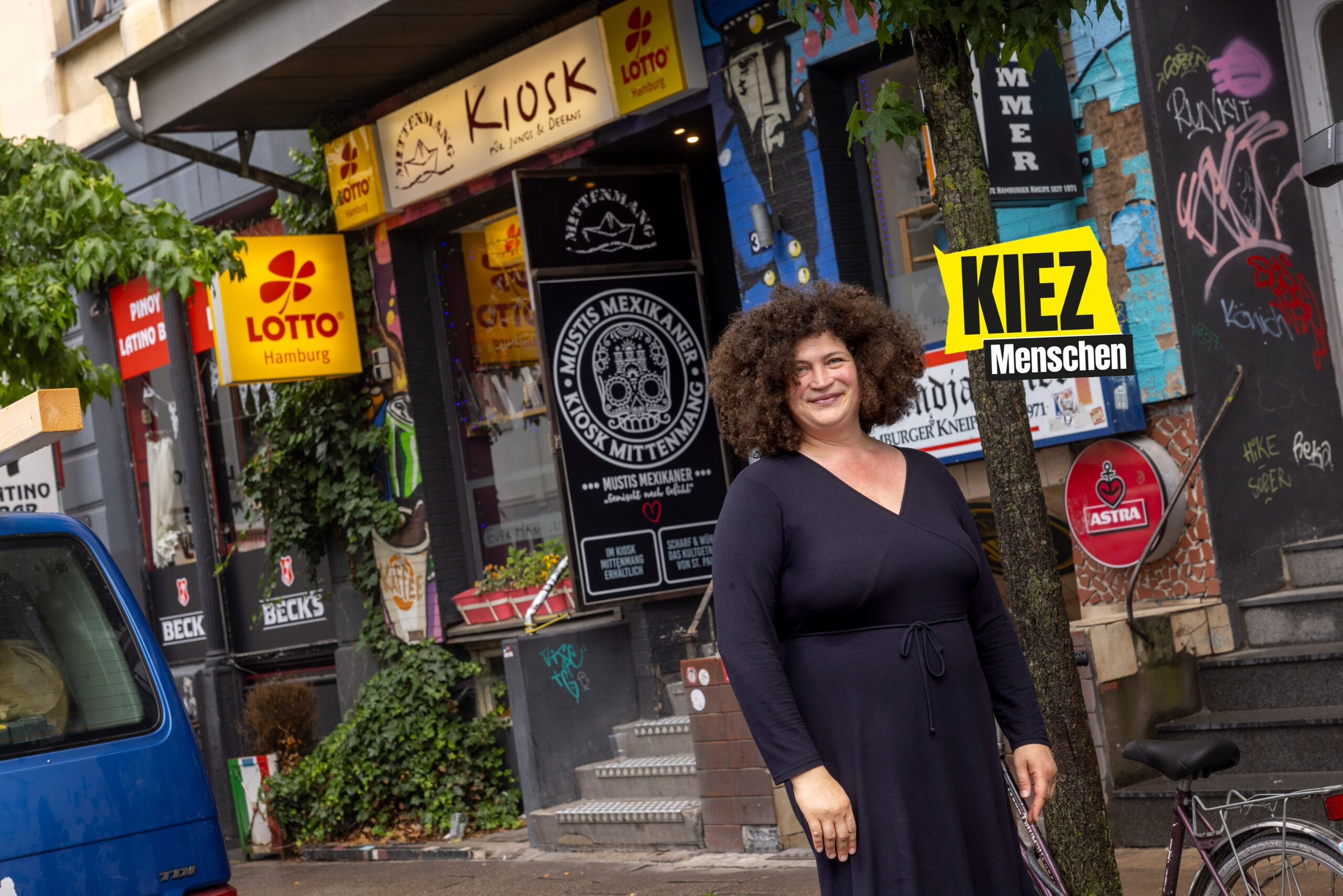 Mareike Dere vor ihrem Kiosk „Mittenmang“ an der Davidstraße.