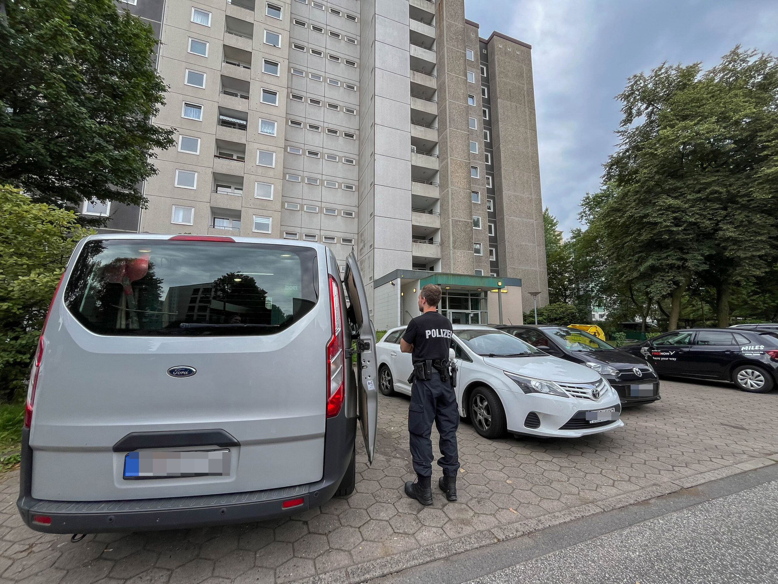 Brandstiftungen in Hochhaus in Lurup. Am Freitagmorgen brannte es gleich doppelt