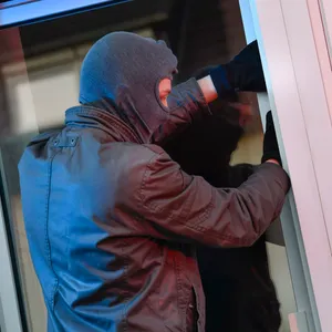 Die jugendlichen Einbrecher steigen über gekippte Fenster in die Wohnungen ein (Symbolbild).