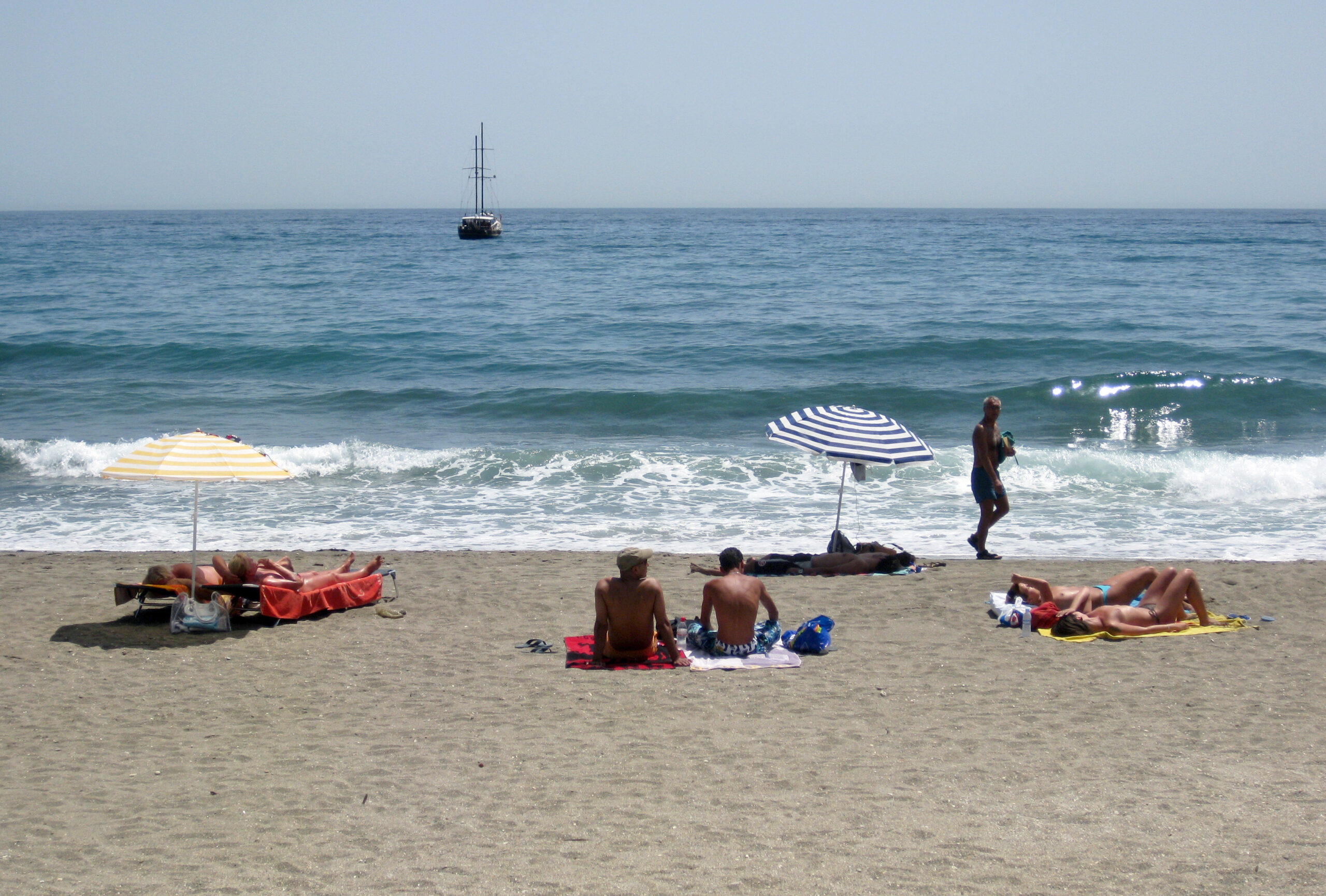 Badegäste am Strand von Marbella