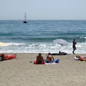 Badegäste am Strand von Marbella
