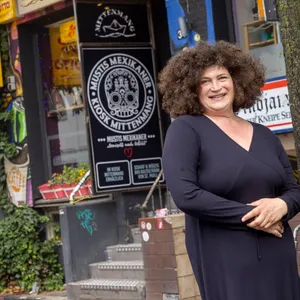 Mareike Dere (54) vor ihrem Kiosk „Mittenmang“ an der Davidstraße, liebevoll die „kleine Esso“ vom Kiez genannt.