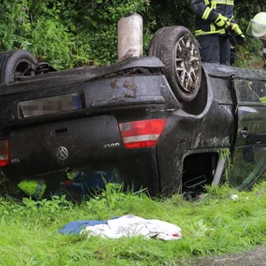 Der Golf überschlug sich, die Insassen wurden zum Teil schwer verletzt.