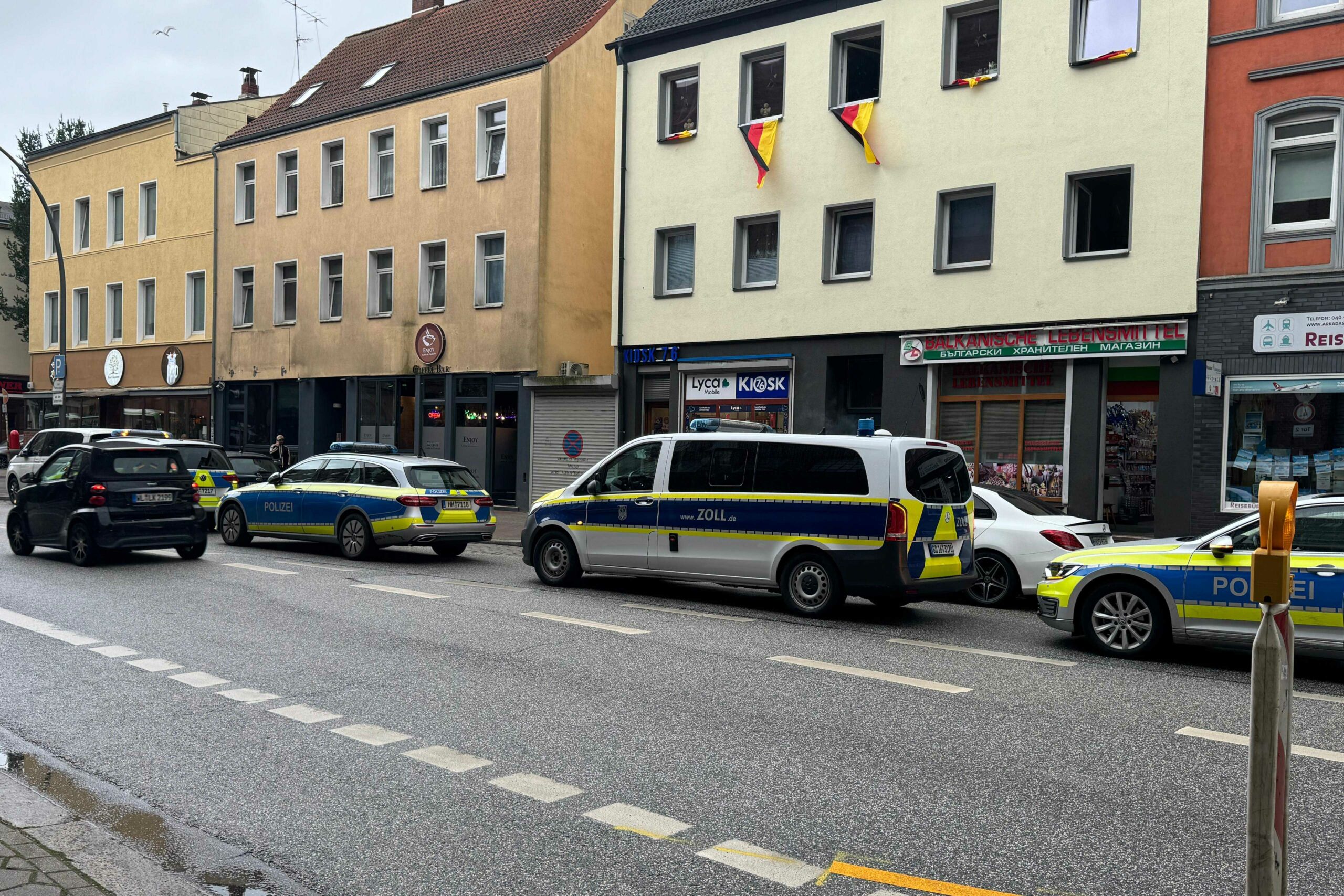 Am Dienstagabend durchsuchten die Polizei, der Zoll und das Bezirksamt Harburg eine Bar in der Wilstorfer Straße.