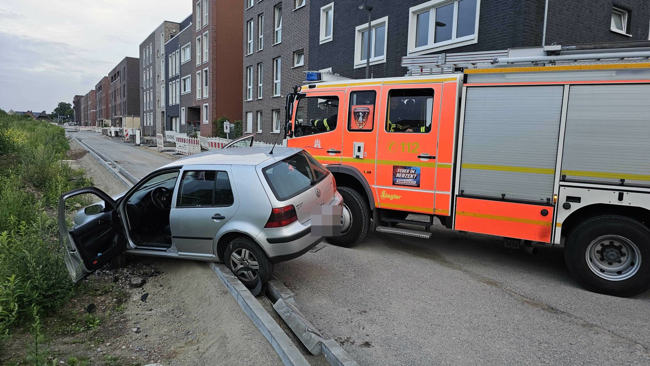 Der VW Golf landete bei dem Unfall in Jenfeld im Straßengraben.