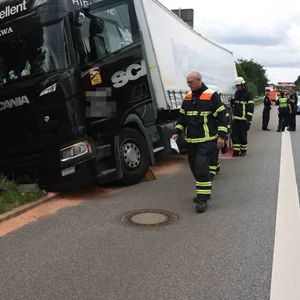 Lkw kommt von Fahnbahn ab – ein Verletzter bei Unfall auf A7