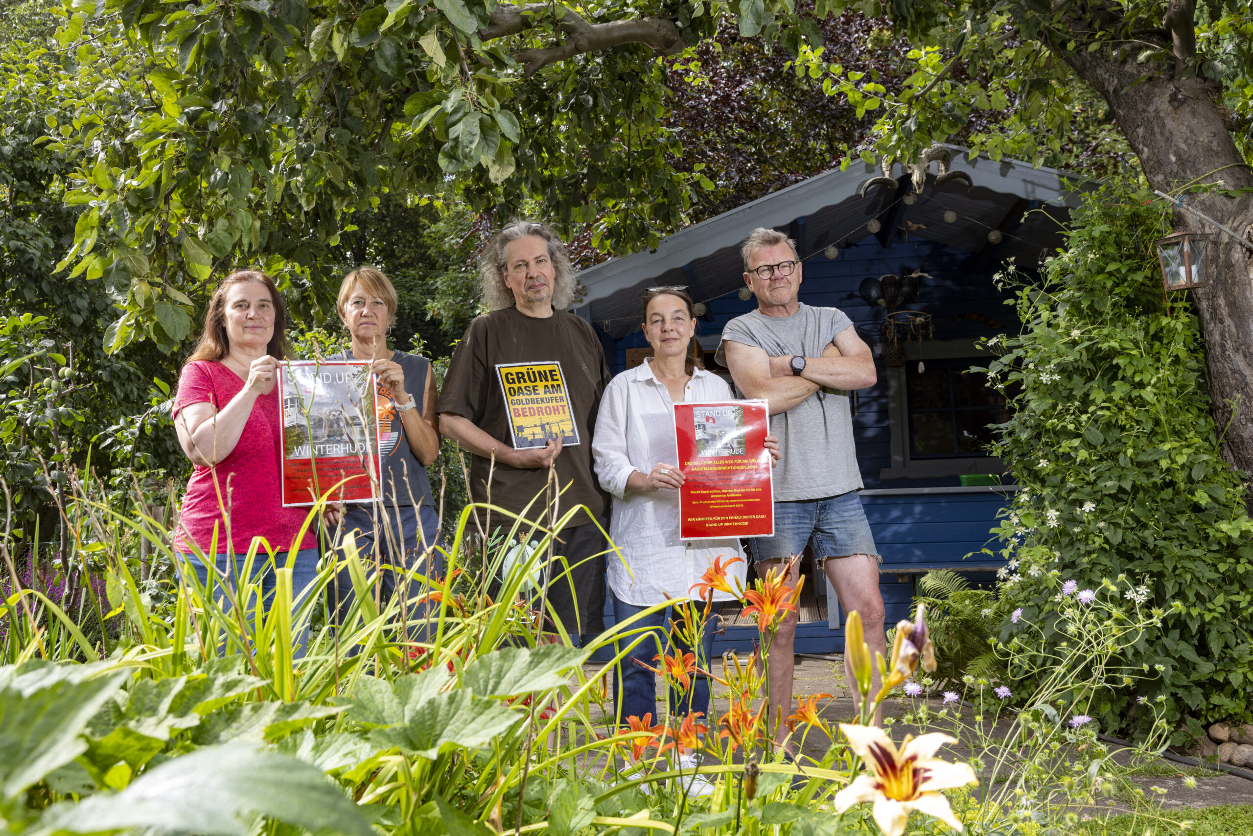 Setzen sich für den Erhalt ihrer Kleingärten ein: Beate Schiebener, Christine Hartkopp, Stephan Borgert, Anja Borgert und Peter Hartkopp (von links) von der Initiative „Stand Up Winterhude“.