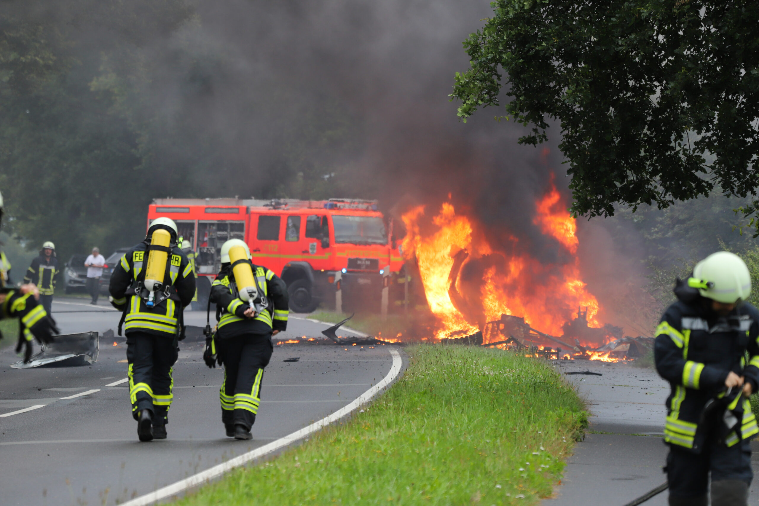 Feuerwehrleute an der Brandstelle