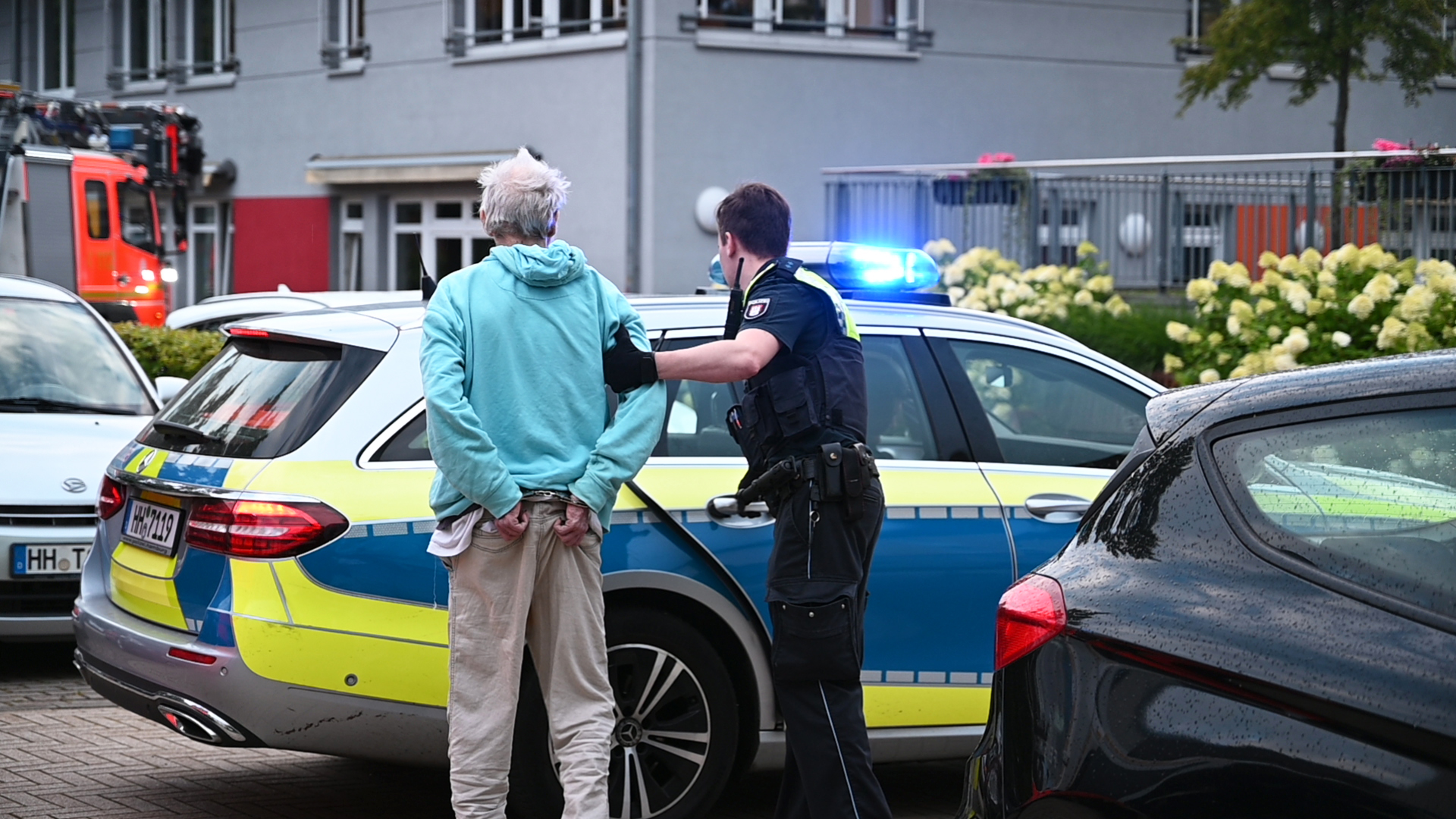 Ein Polizist nimmt den Mann in Gewahrsam.